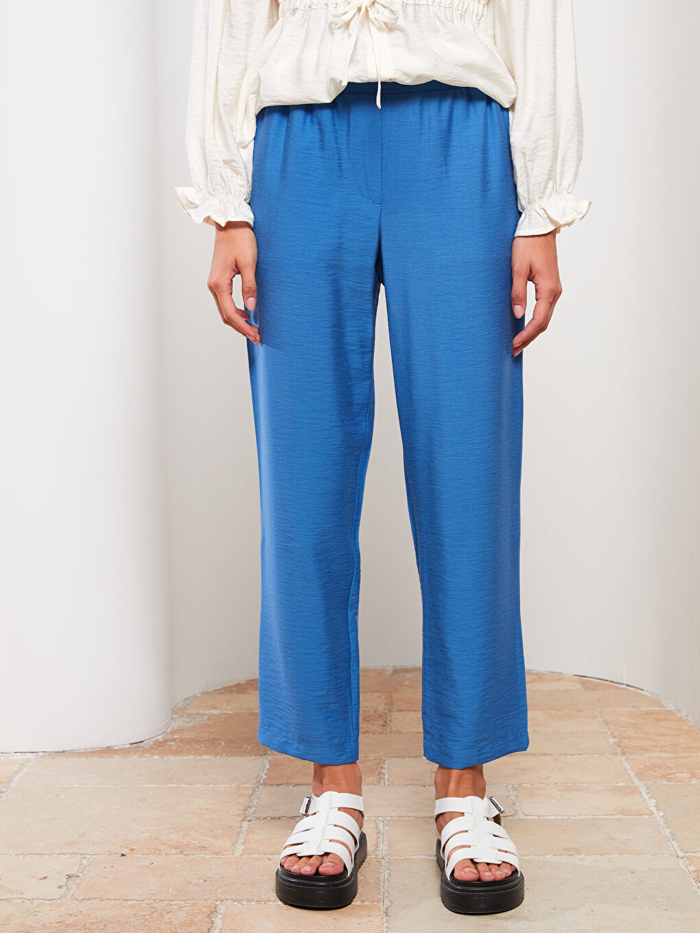 Mavi Rahat Kalıp Düz Cep Detaylı Kadın Pantolon-3