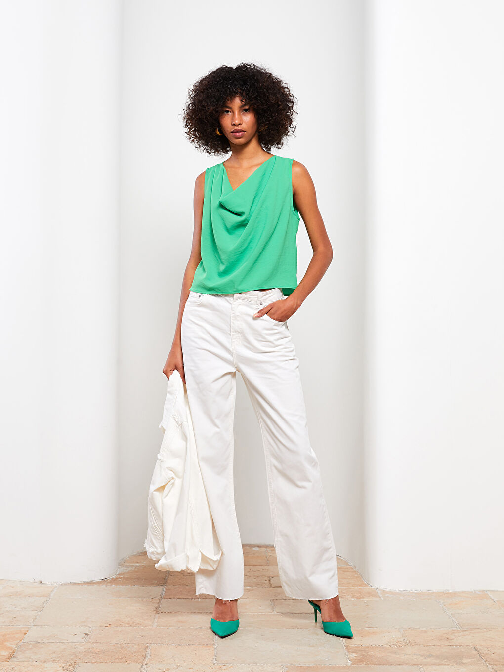 Yeşil Dökümlü Yaka Düz Kolsuz Crop Kadın Bluz-1