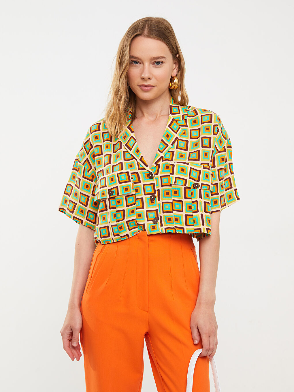 Bej Önden Düğme Kapamalı Desenli Kısa Kollu Viskon Kadın Gömlek