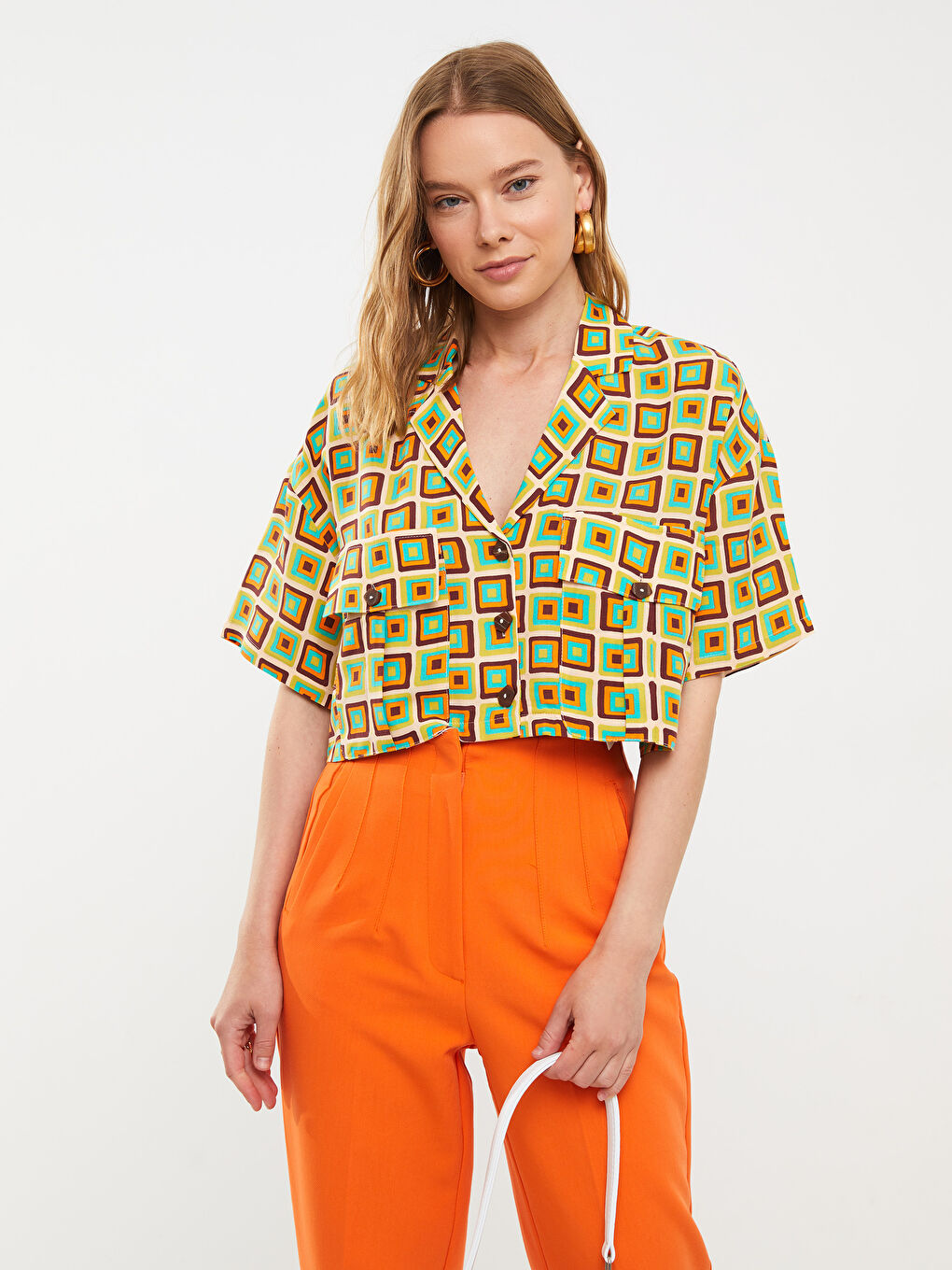 Bej Önden Düğme Kapamalı Desenli Kısa Kollu Viskon Kadın Gömlek-1