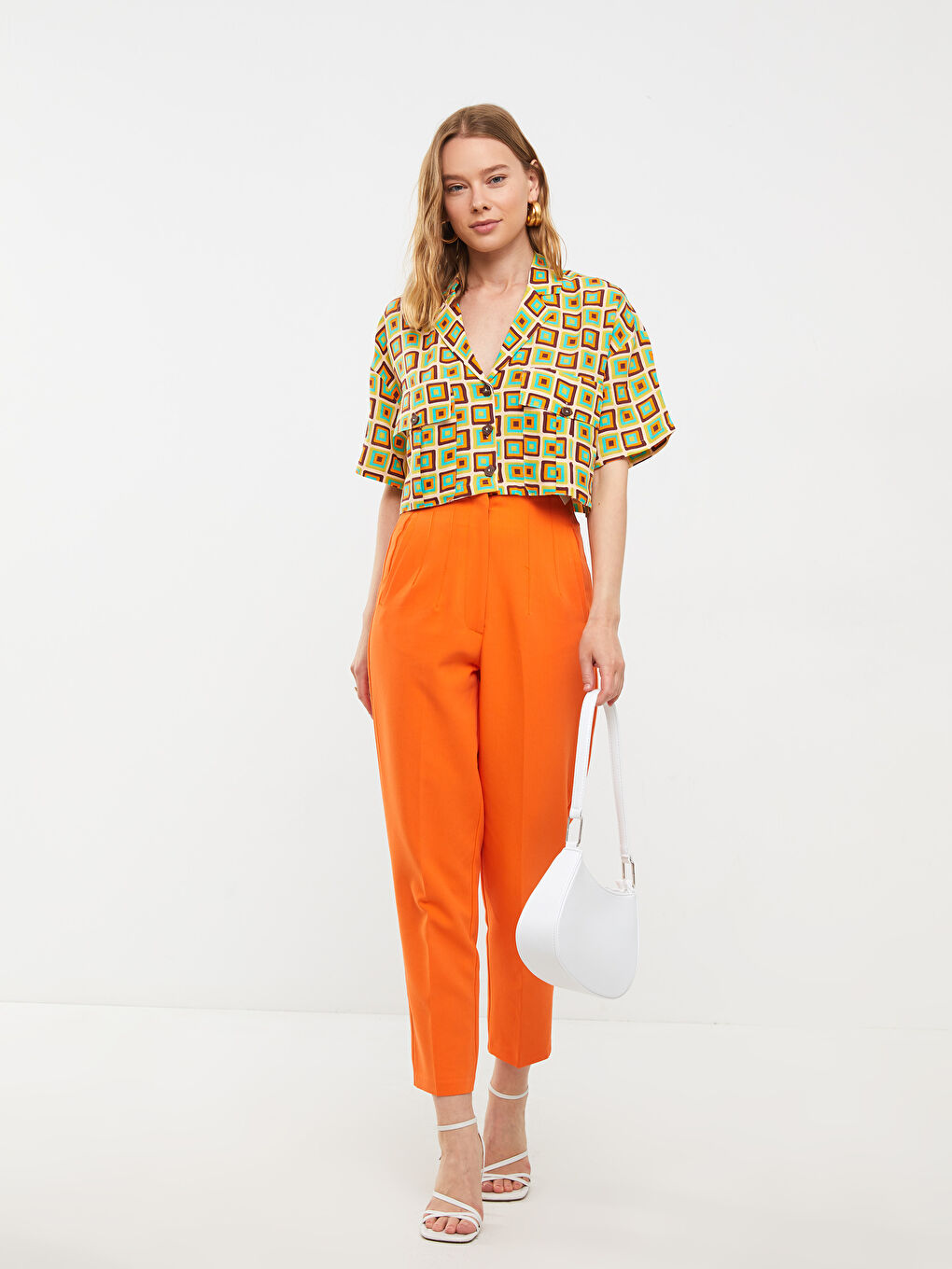 Bej Önden Düğme Kapamalı Desenli Kısa Kollu Viskon Kadın Gömlek-2