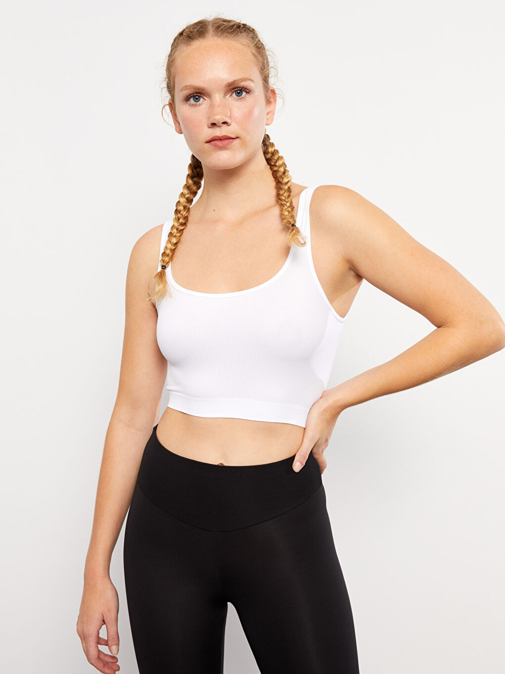 قميص داخلي بدون أكمام بحمالات بسيط برقبة على شكل حرف U كروب نساء