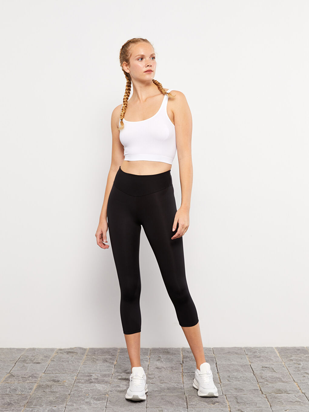 قميص داخلي بدون أكمام بحمالات بسيط برقبة على شكل حرف U كروب نساء-1