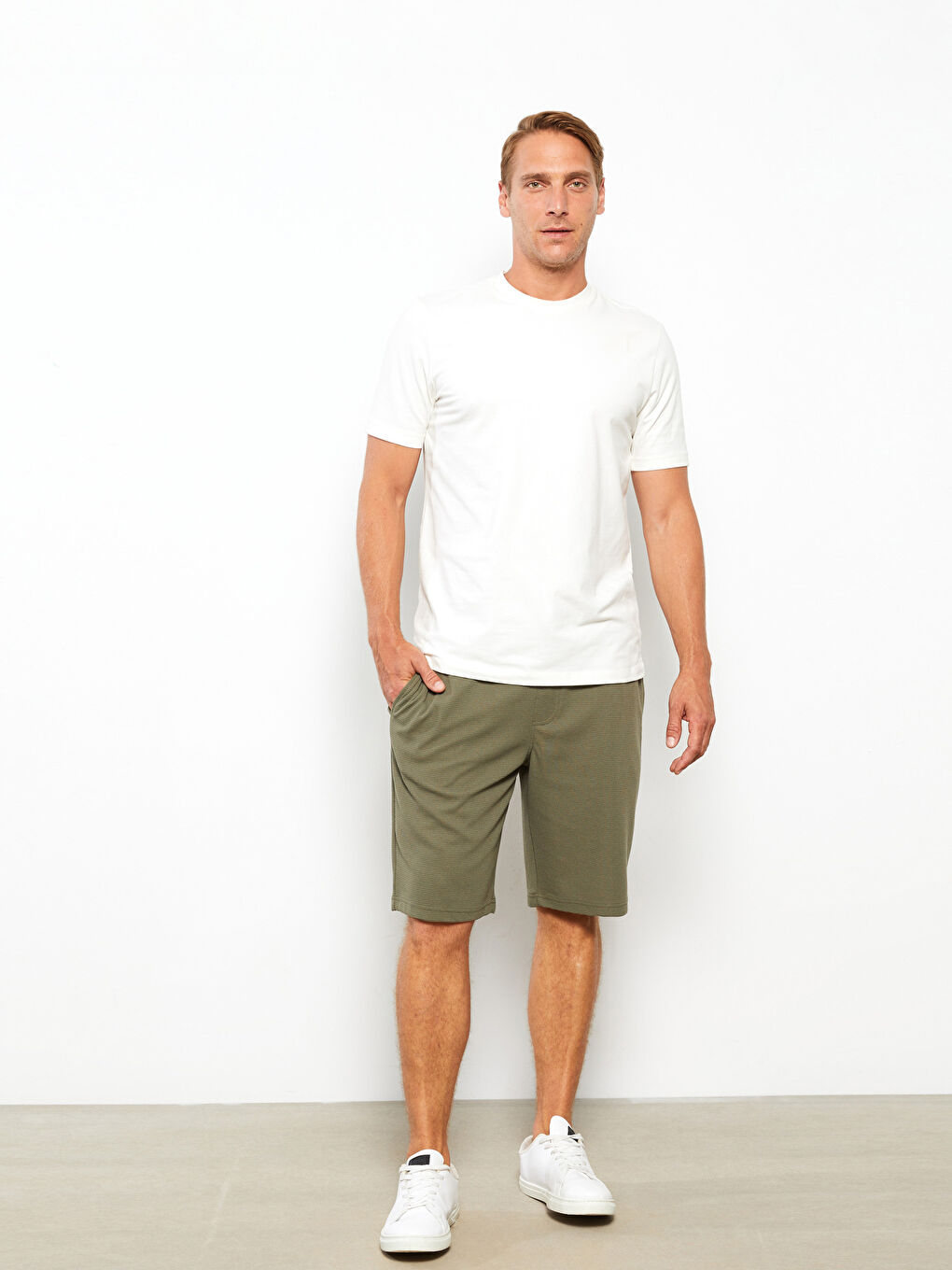 Haki Standart Kalıp Beli Lastikli Erkek Şort