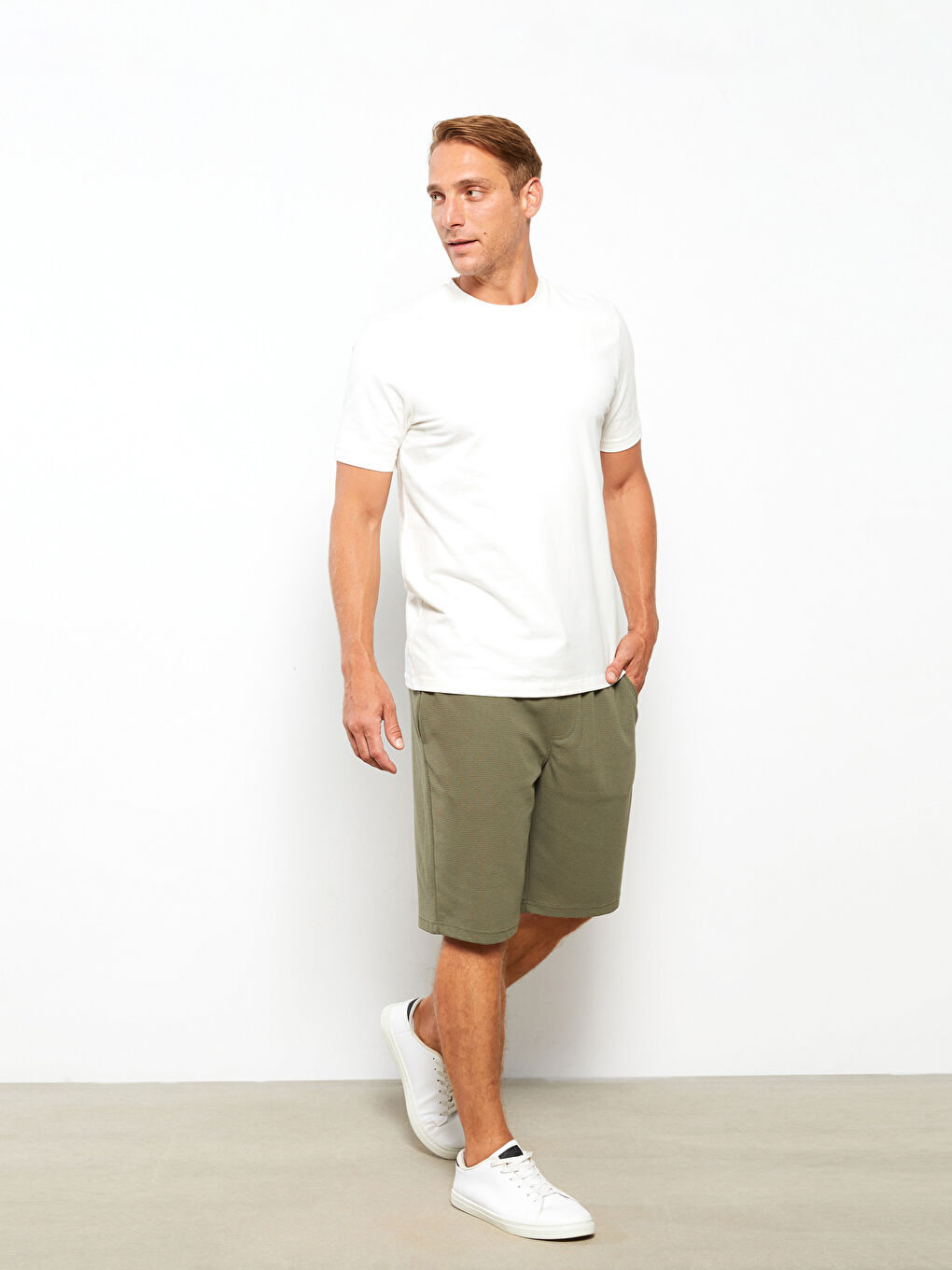 Haki Standart Kalıp Beli Lastikli Erkek Şort-1