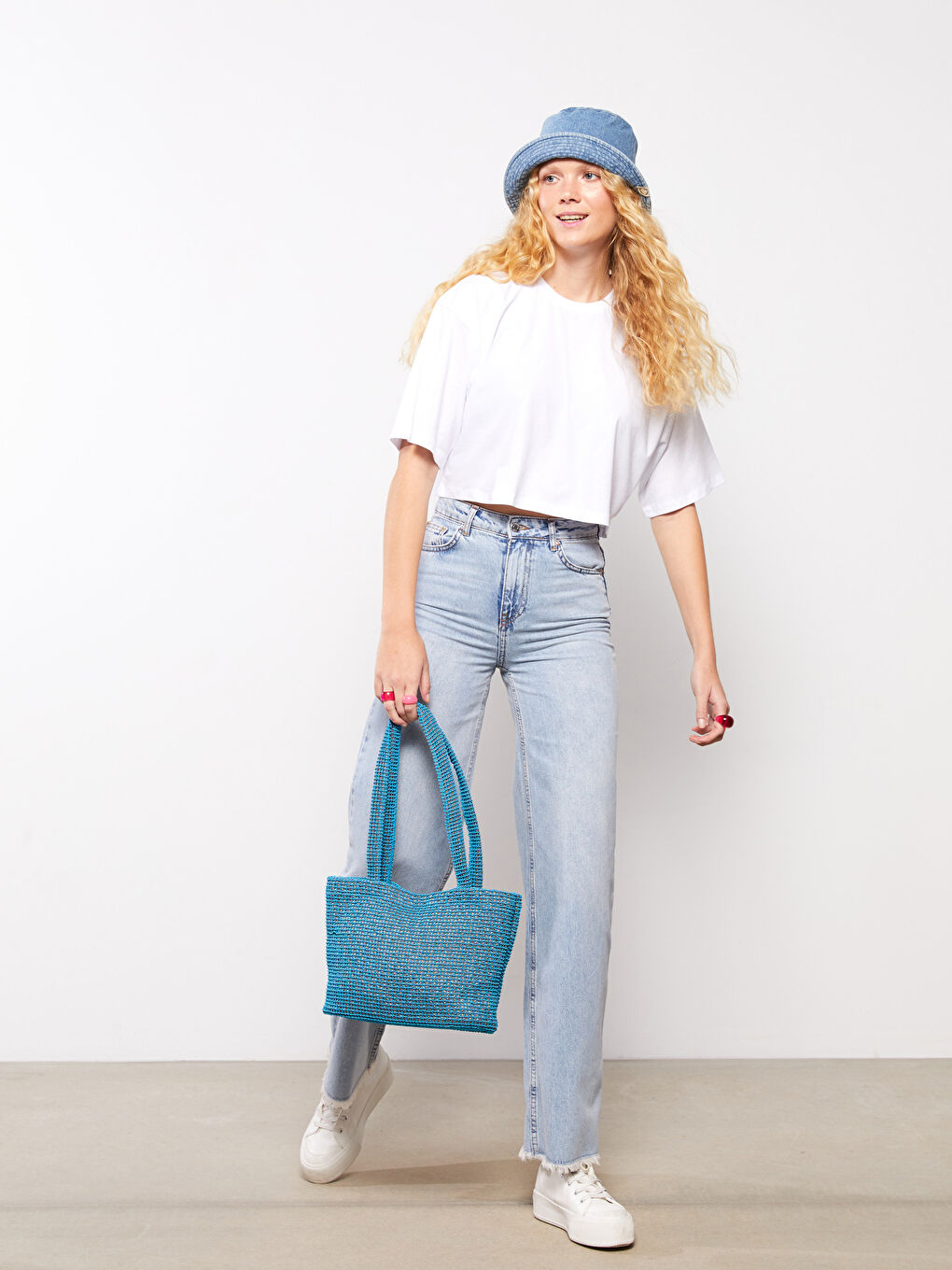 Beyaz Bisiklet Yaka Düz Kısa Kollu Crop Pamuklu Kadın Tişört-1