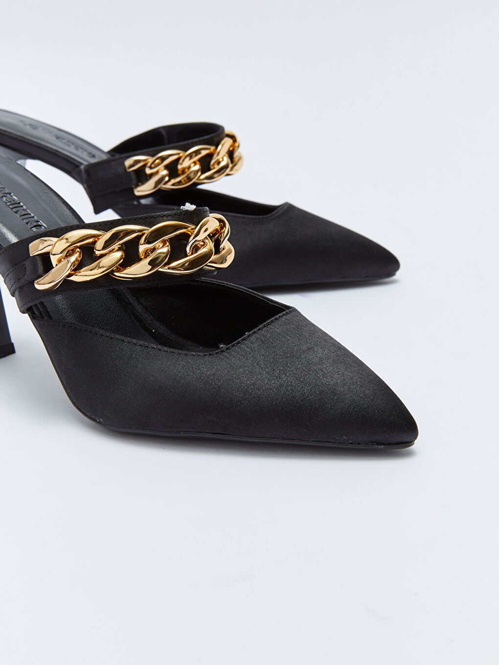 Siyah Zincir Detaylı Sivri Burun Kadın Topuklu Terlik-2