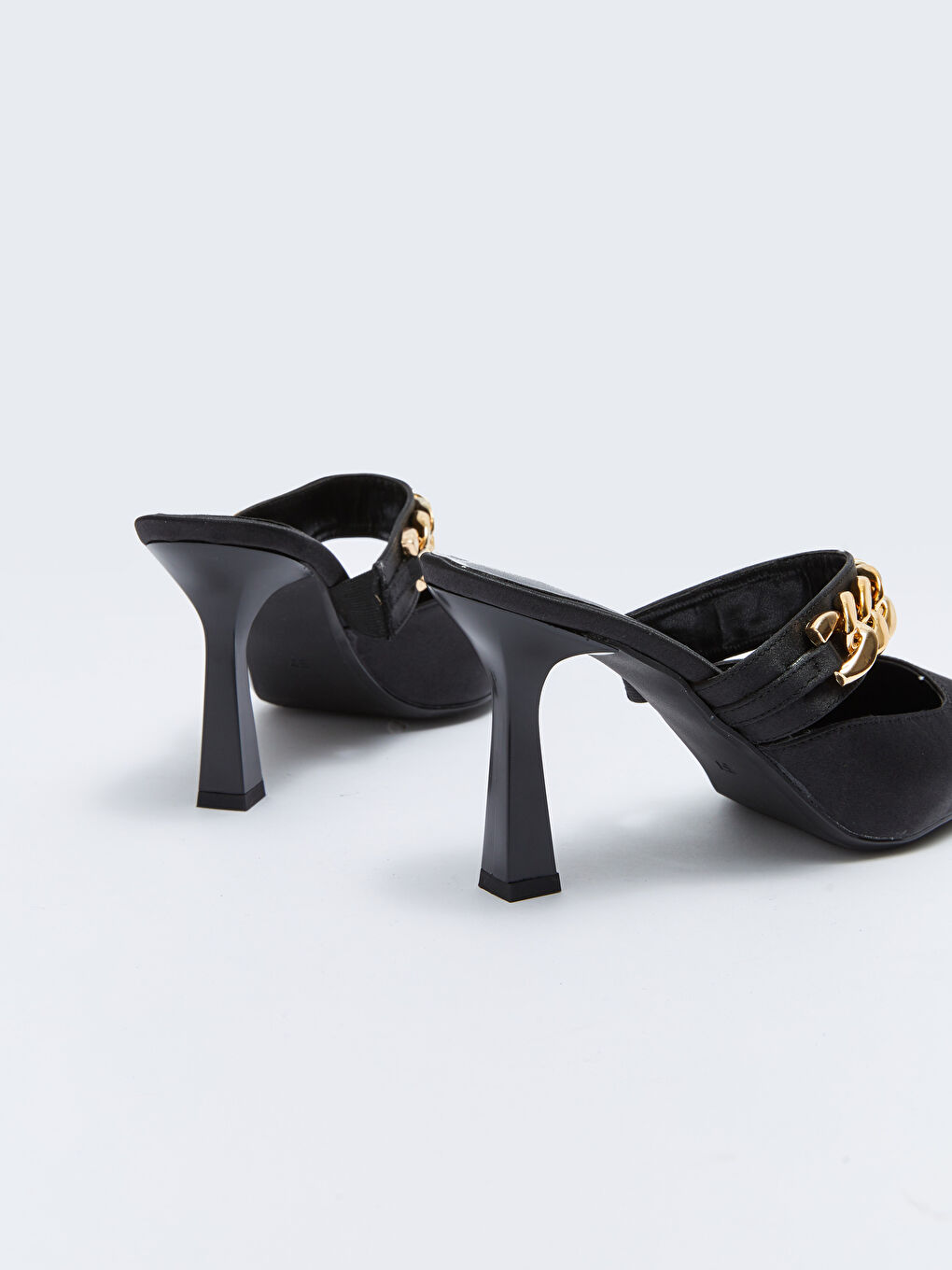 Siyah Zincir Detaylı Sivri Burun Kadın Topuklu Terlik-4