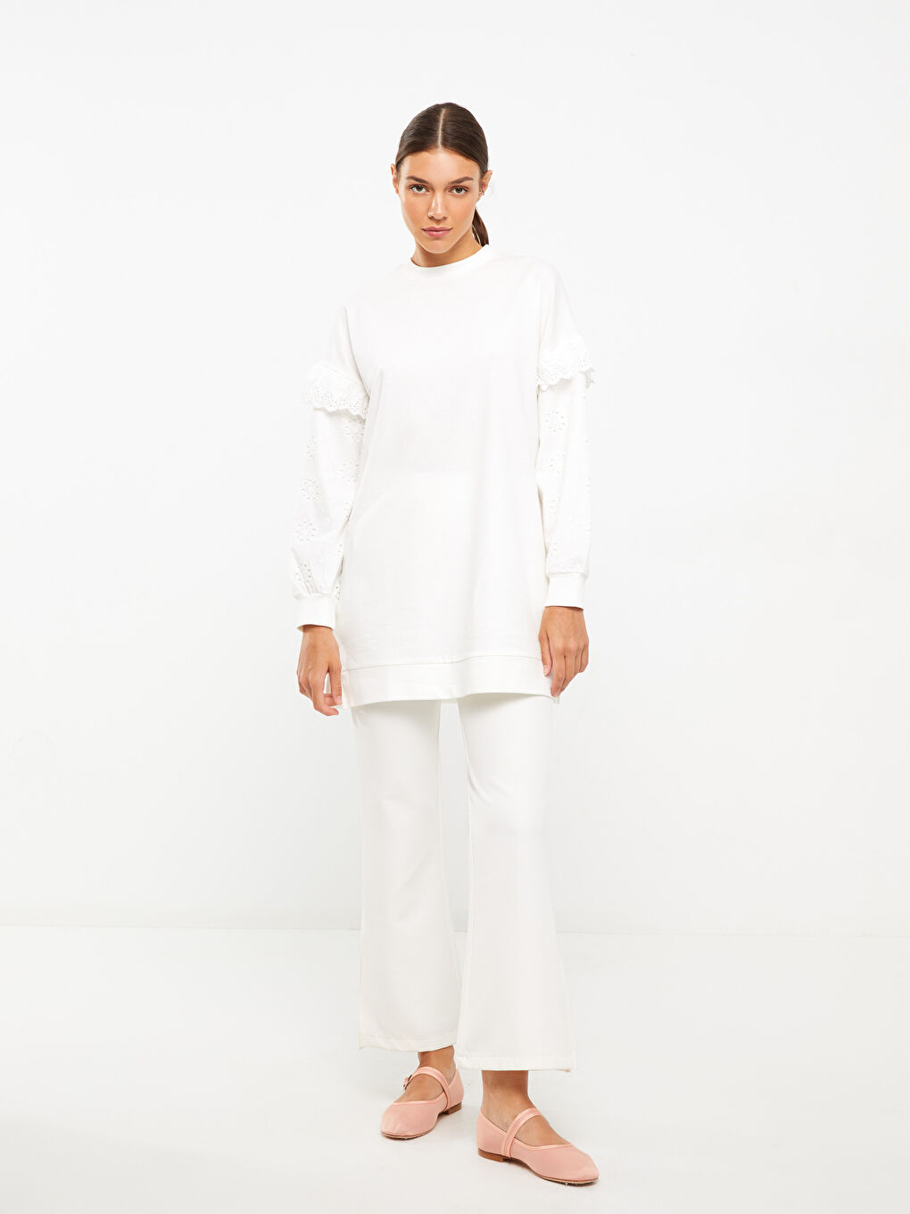 Beyaz Bisiklet Yaka Nakışlı Uzun Kollu Oversize Kadın Sweatshirt Tunik