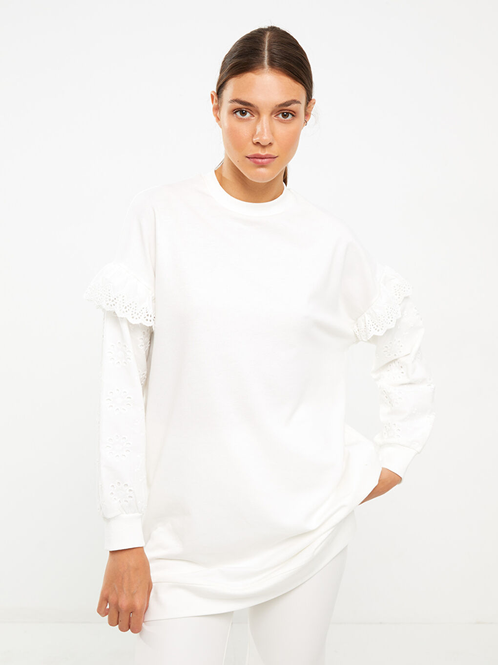 Beyaz Bisiklet Yaka Nakışlı Uzun Kollu Oversize Kadın Sweatshirt Tunik-1