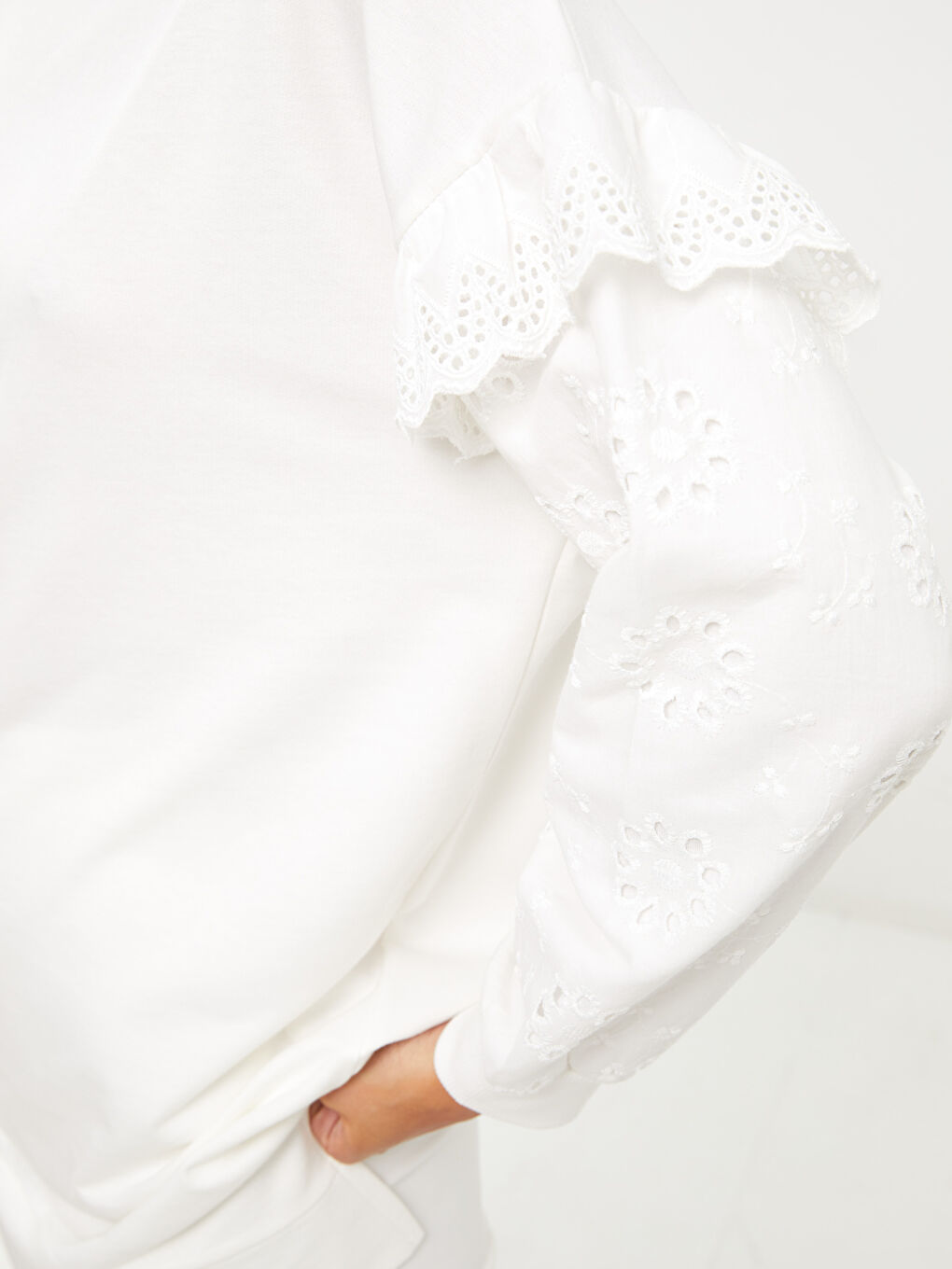 Beyaz Bisiklet Yaka Nakışlı Uzun Kollu Oversize Kadın Sweatshirt Tunik-4