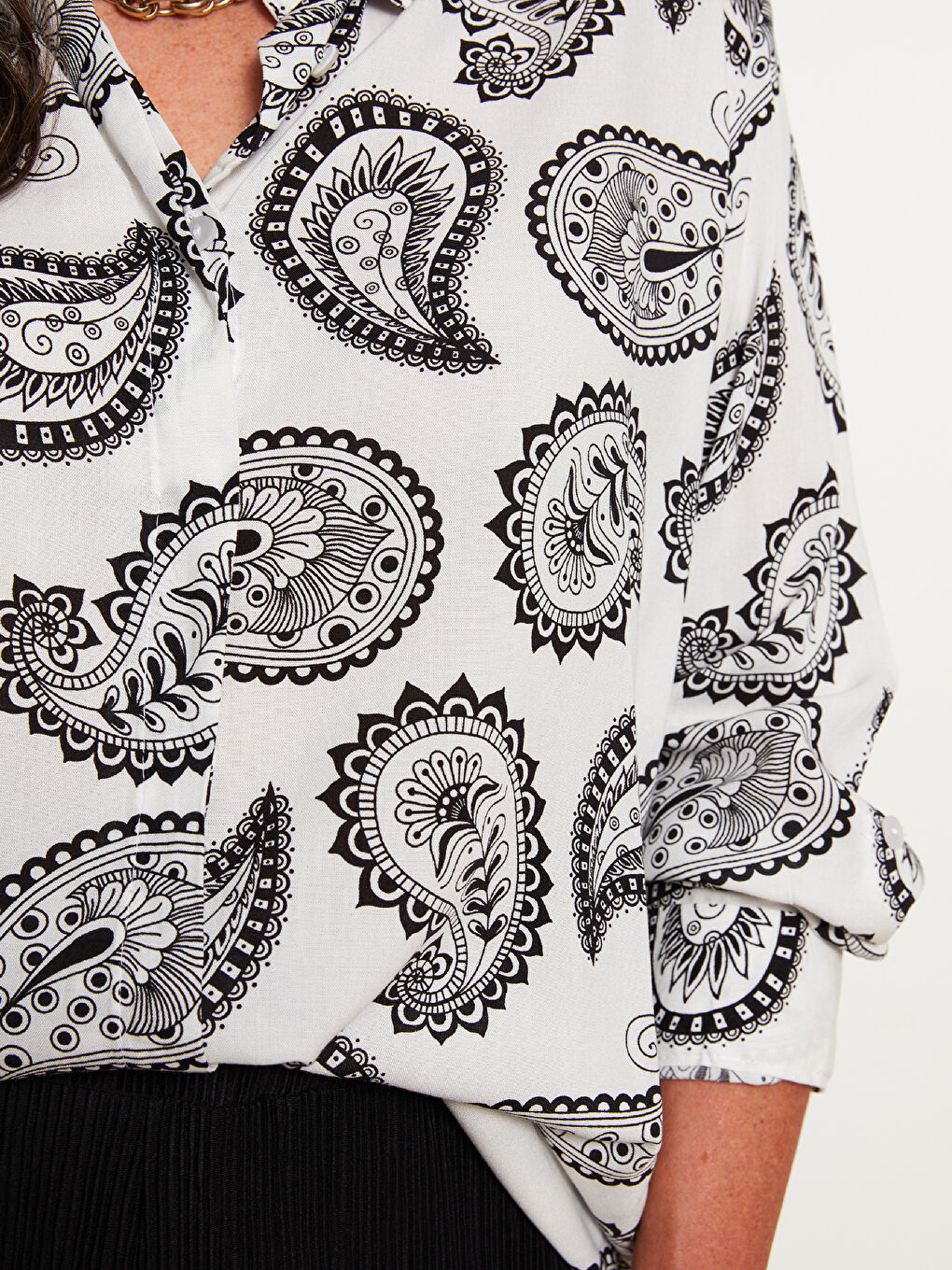 Beyaz Önden Düğme Kapamalı Desenli Uzun Kollu Viskon Kadın Gömlek-3