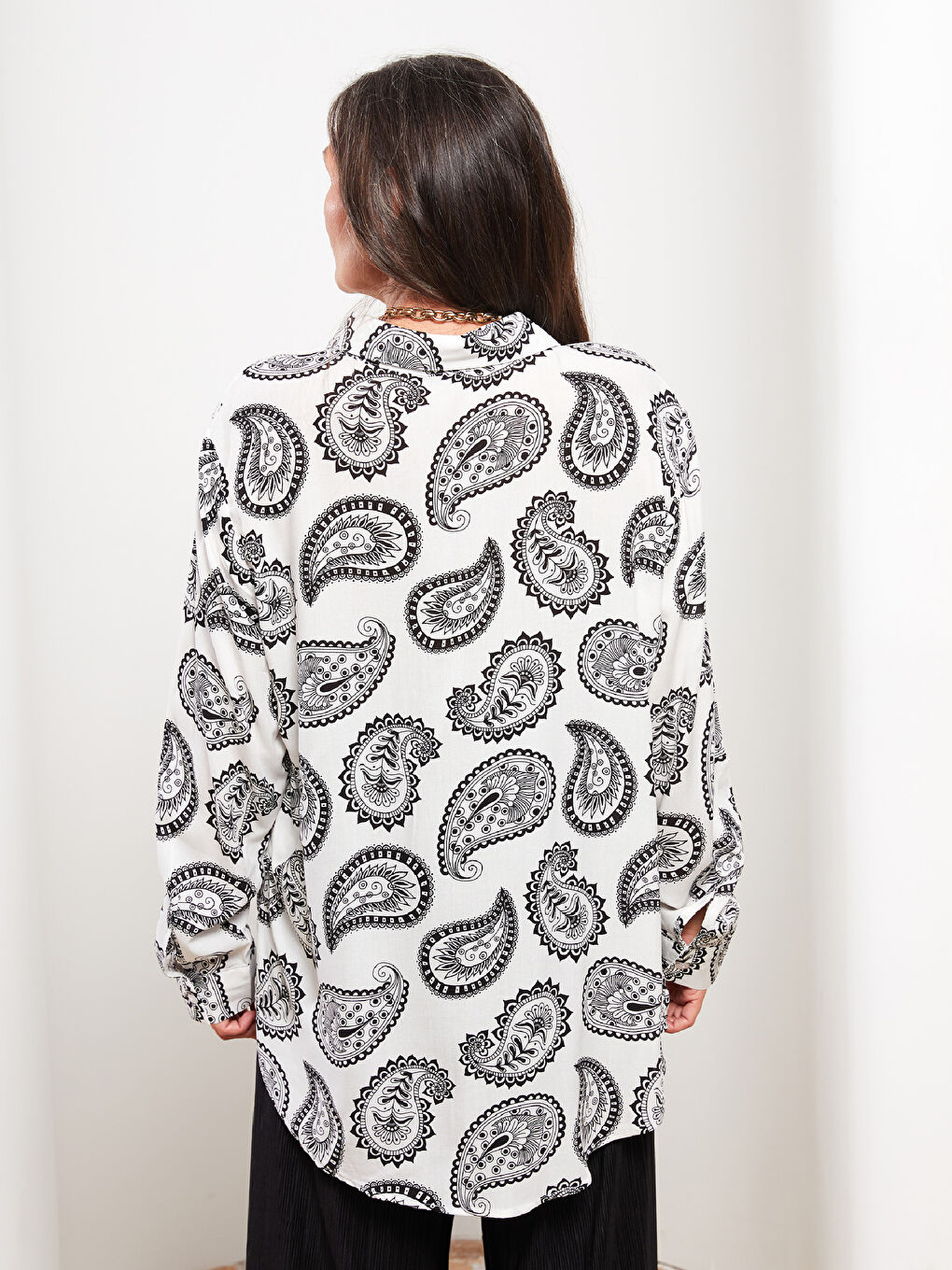 Beyaz Önden Düğme Kapamalı Desenli Uzun Kollu Viskon Kadın Gömlek-4