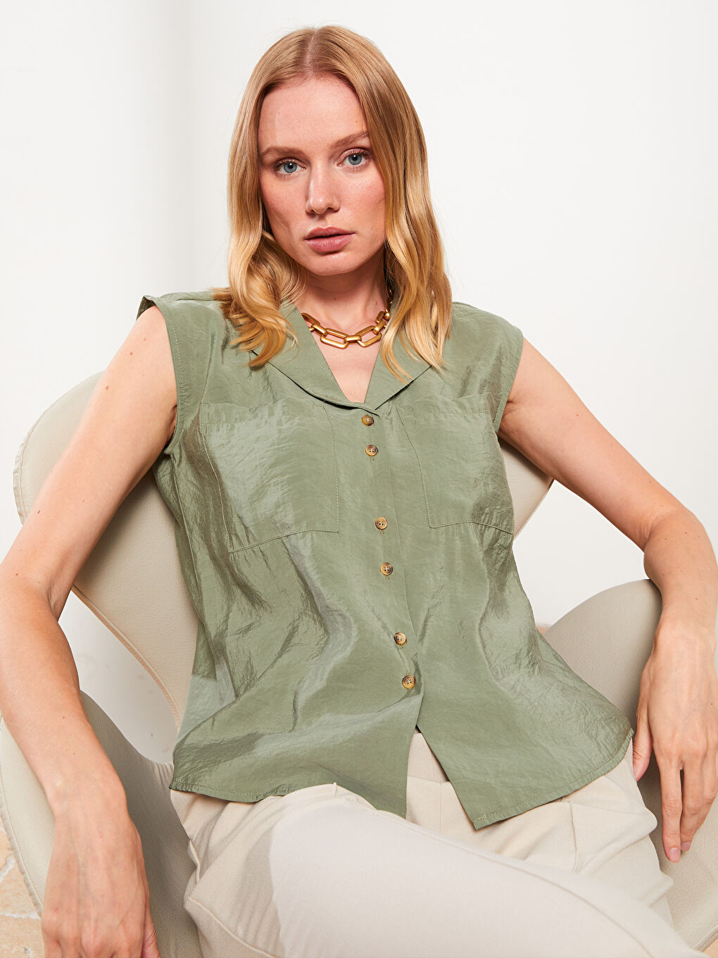 Yeşil Kadın Önden Düğme Kapamalı Düz Kolsuz Gömlek