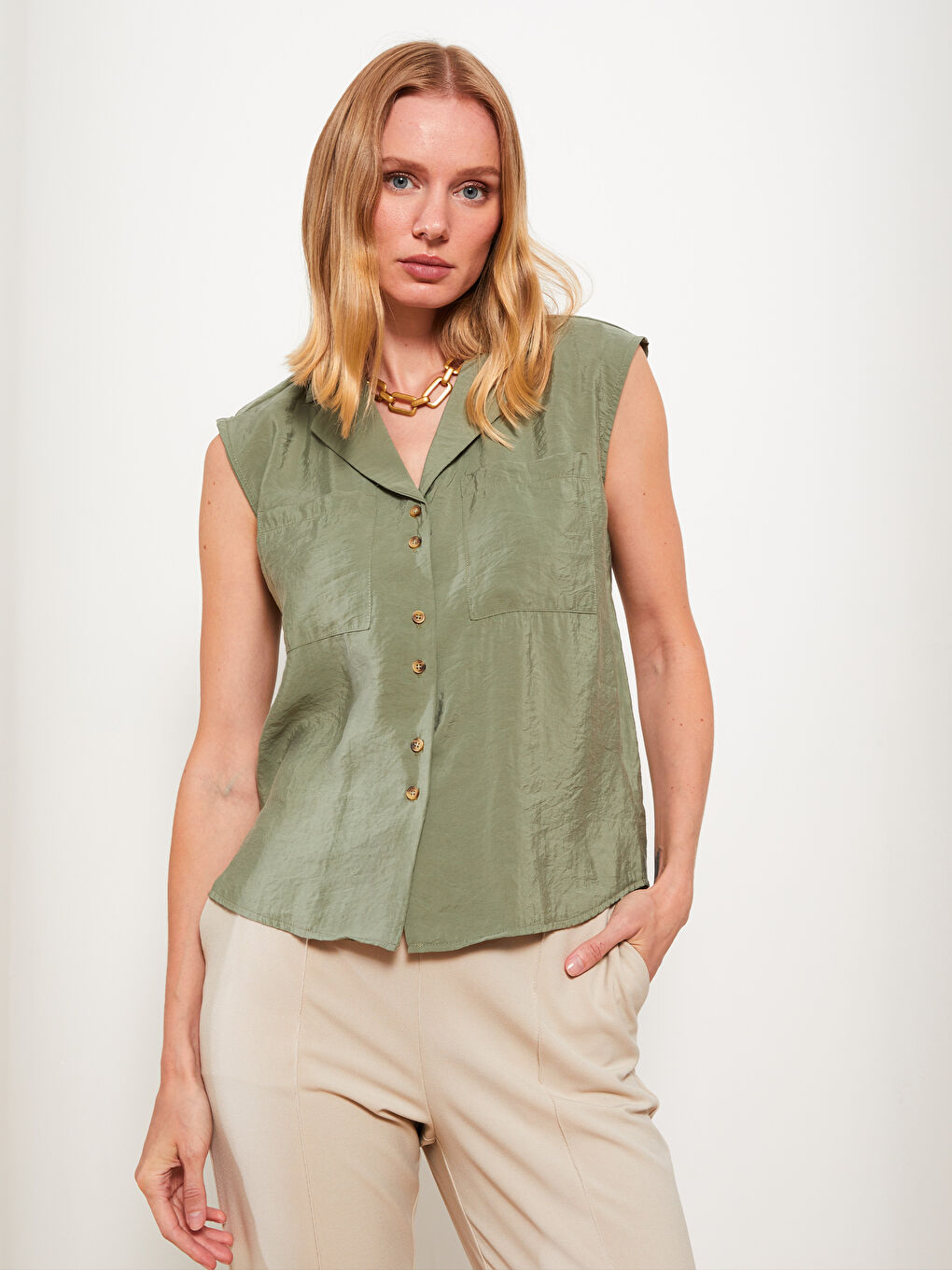 Yeşil Kadın Önden Düğme Kapamalı Düz Kolsuz Gömlek-2