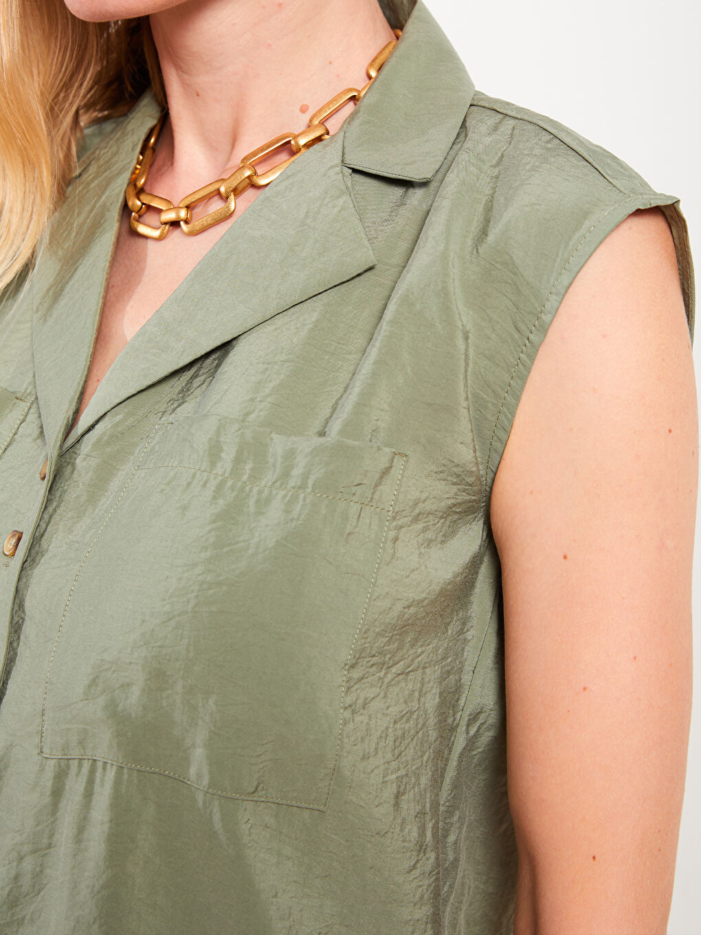Yeşil Kadın Önden Düğme Kapamalı Düz Kolsuz Gömlek-3
