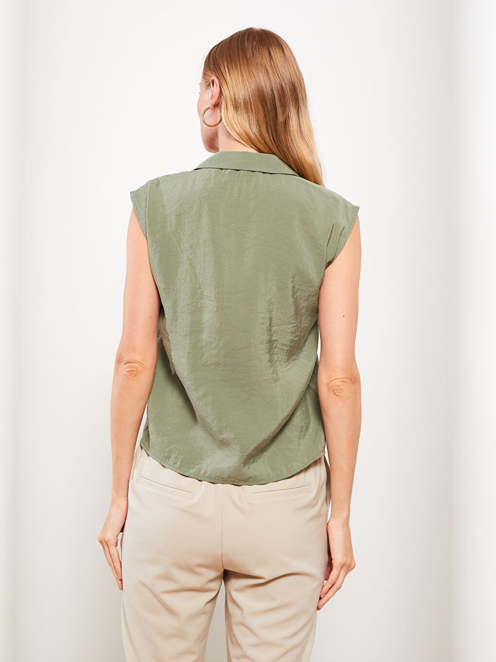 Yeşil Kadın Önden Düğme Kapamalı Düz Kolsuz Gömlek-4