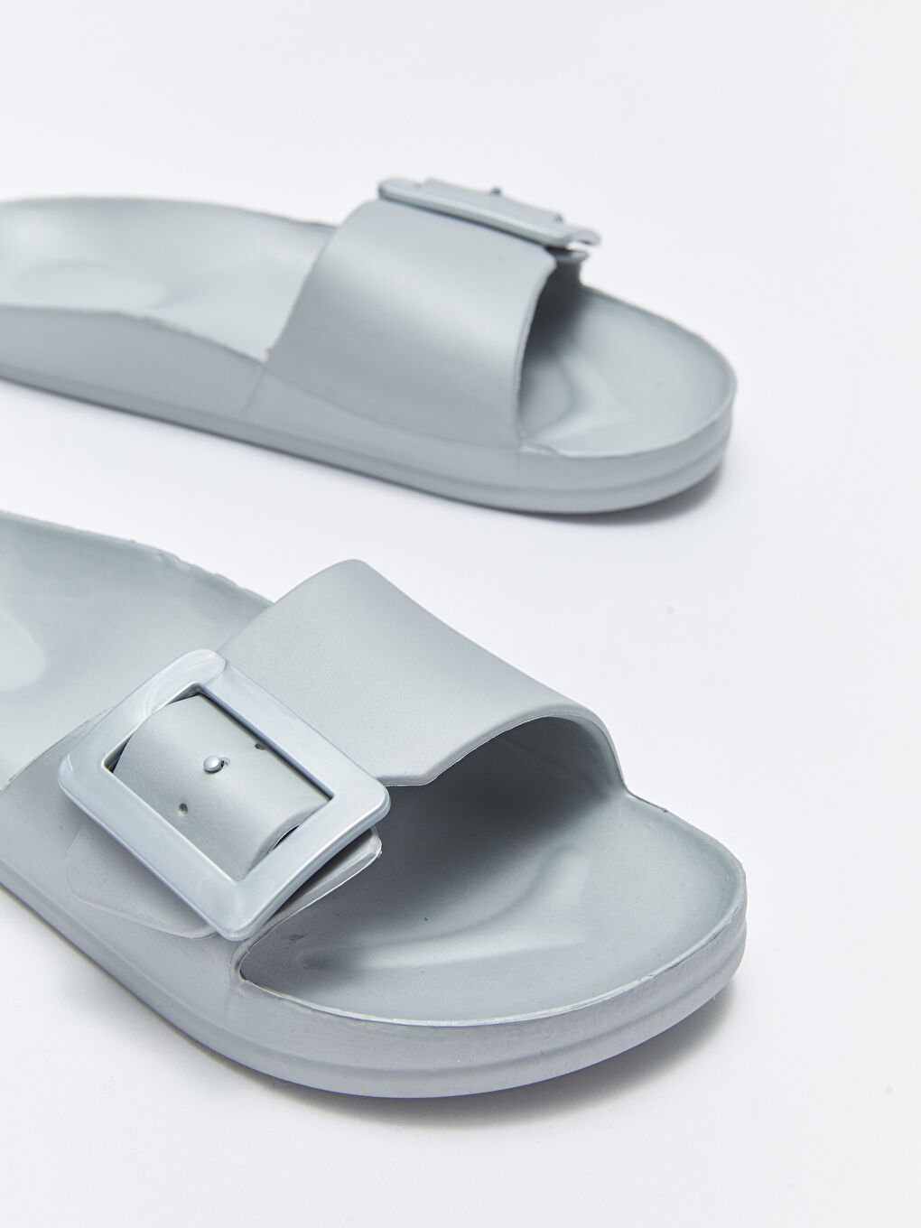 Gri Tek Bantlı Toka Detaylı Kadın Terlik-2