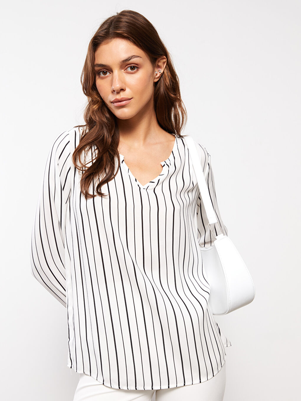 Beyaz Kaçık Yaka Çizgili Uzun Kollu Viskon Kadın Bluz