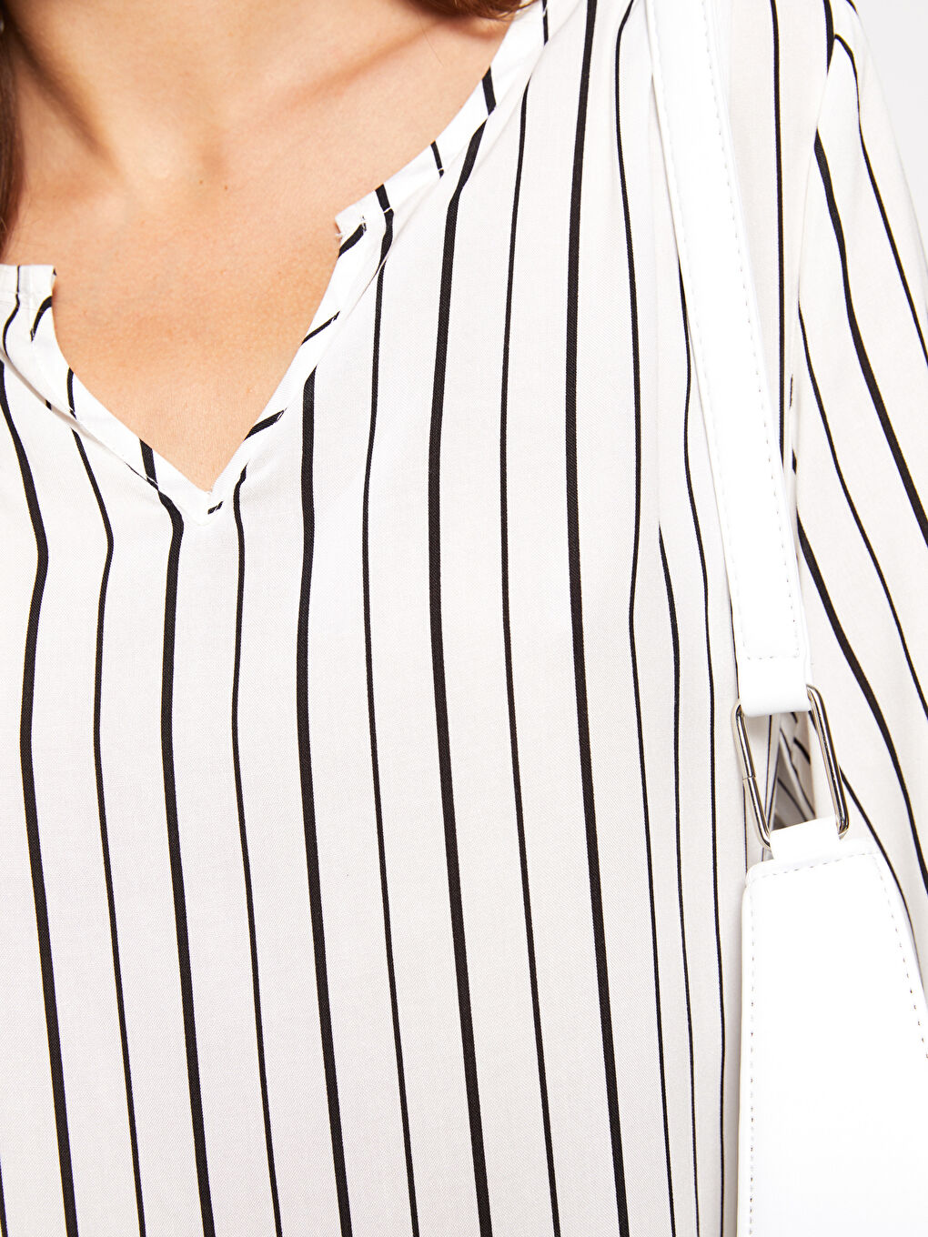 Beyaz Kaçık Yaka Çizgili Uzun Kollu Viskon Kadın Bluz-2