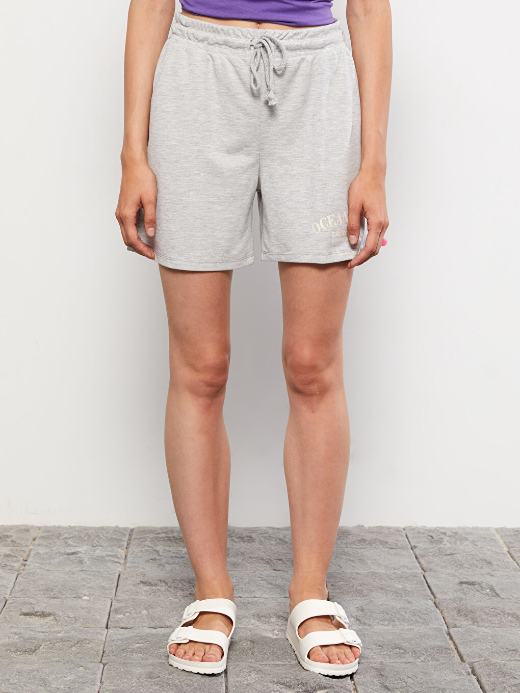 Gri Beli Lastikli Baskılı Kadın Şort-2