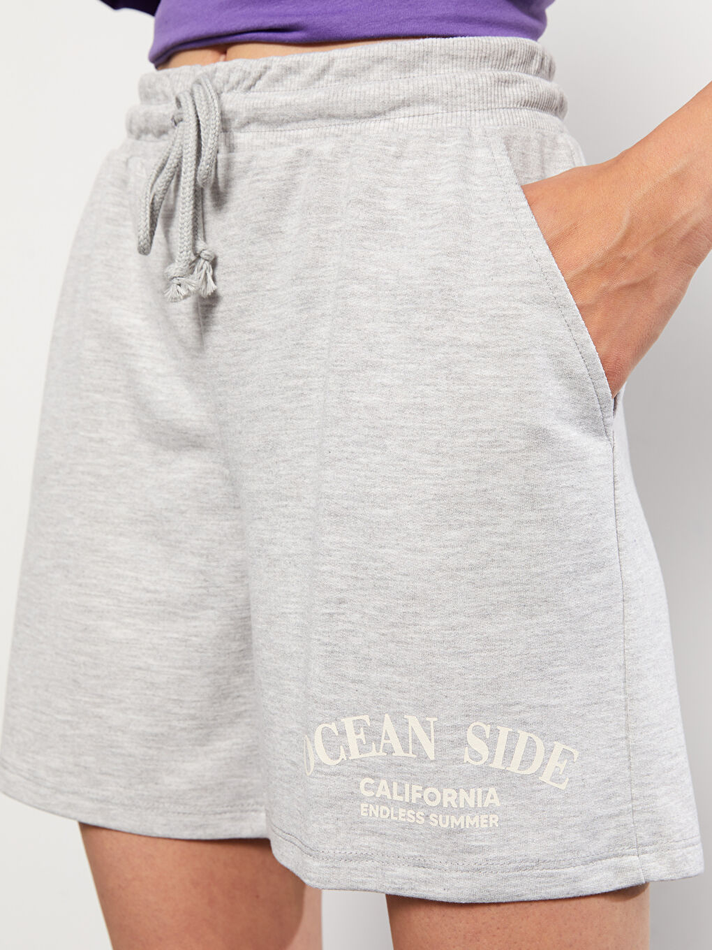 Gri Beli Lastikli Baskılı Kadın Şort-3