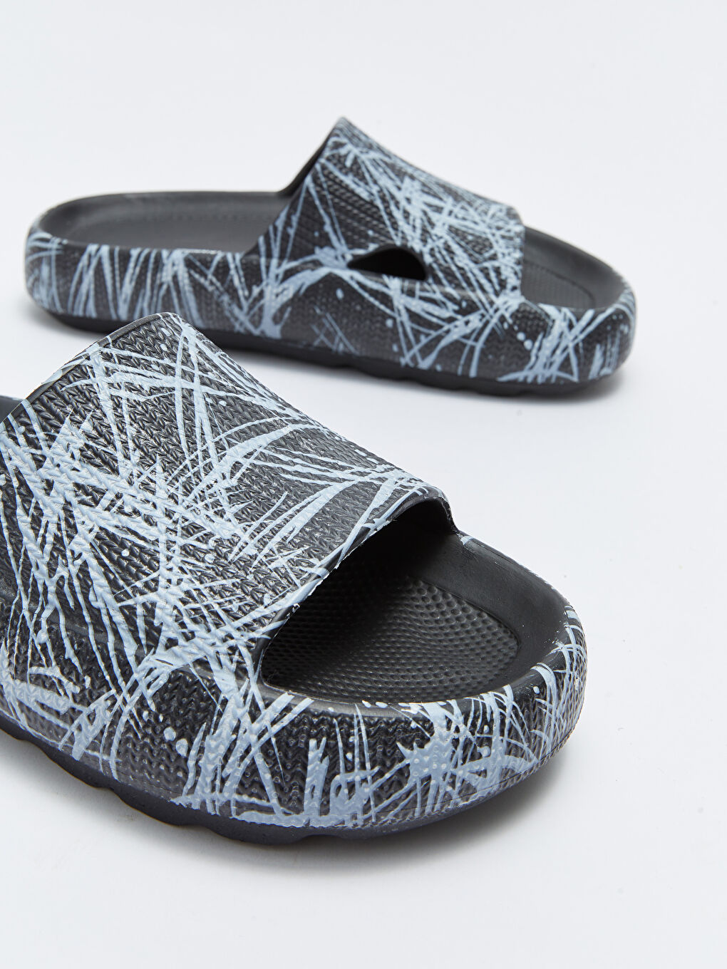 Siyah Baskılı Kalın Taban Erkek Terlik-2