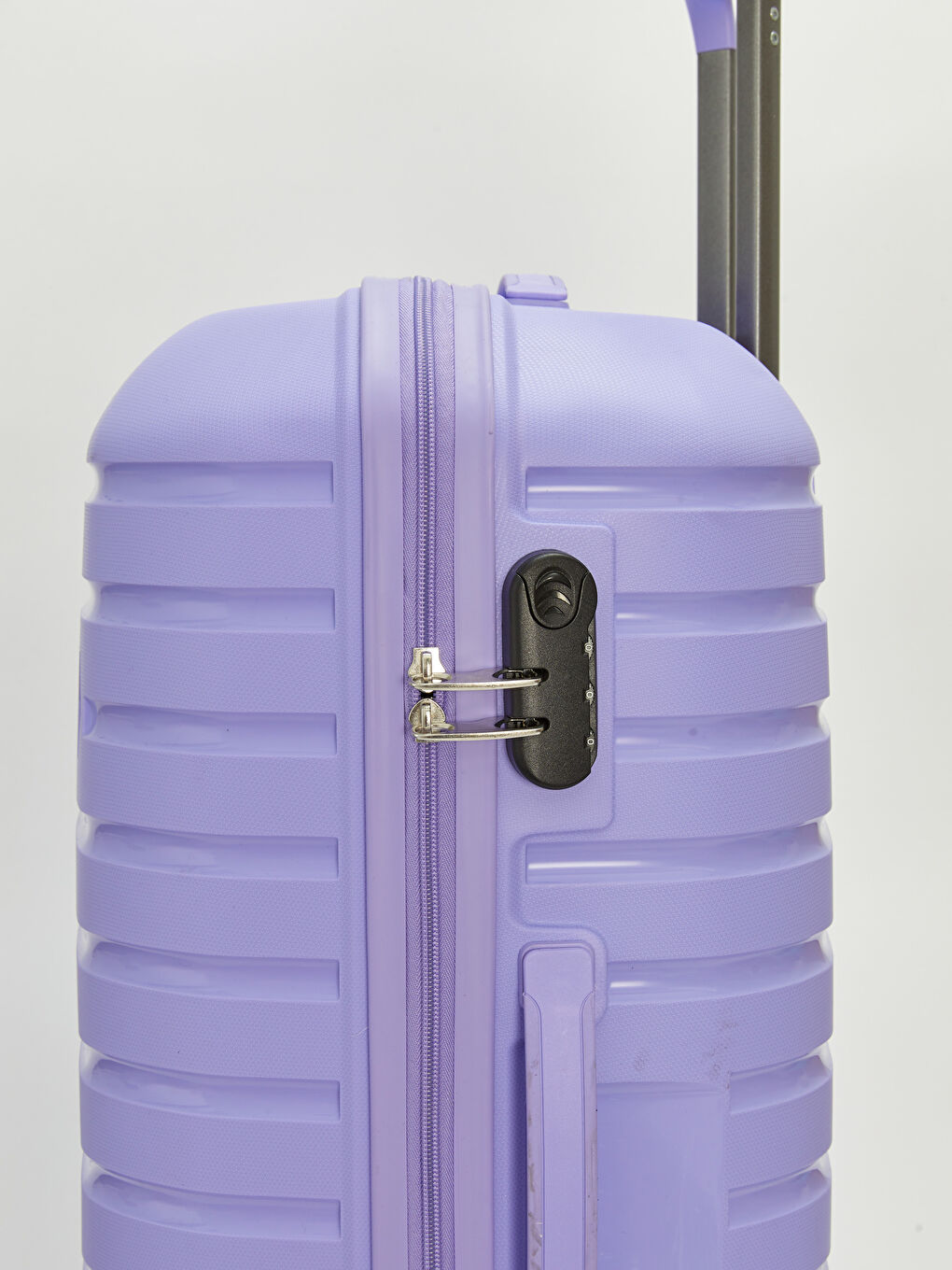 حقيبة سفر كبيرة بتفاصيل قفل-4