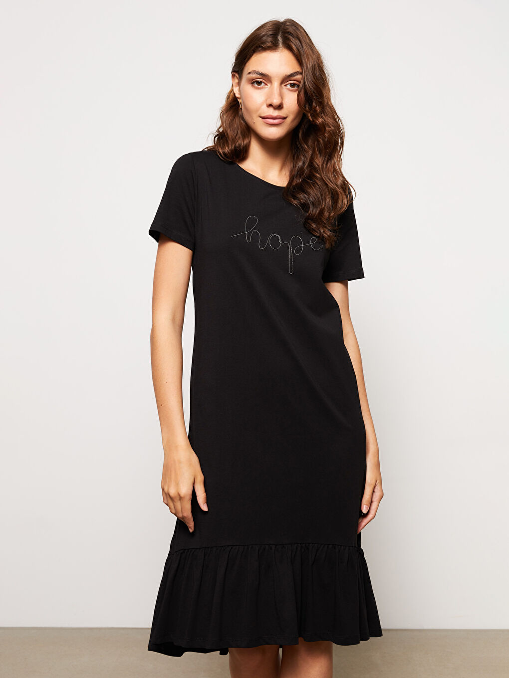 Haljina za Žene od Pamuka sa Okruglim Izrezom, Vezenim Detaljima i Kratkim Rukavima