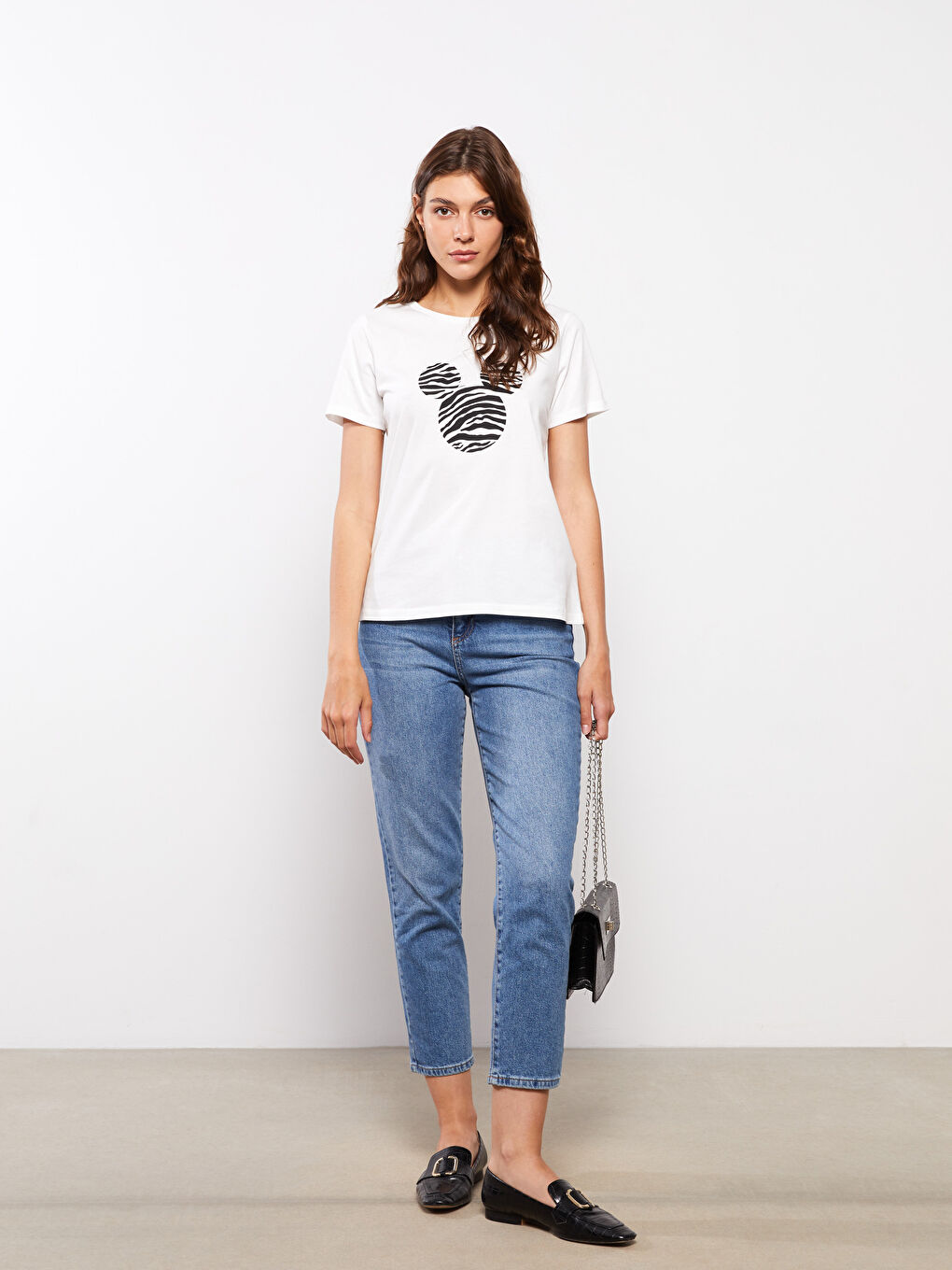 Ekru Bisiklet Yaka Mickey Mouse Baskılı Kısa Kollu Pamuklu Kadın Tişört-1