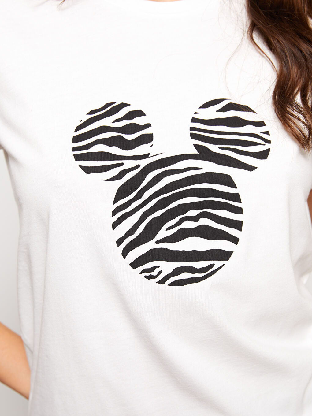 Ekru Bisiklet Yaka Mickey Mouse Baskılı Kısa Kollu Pamuklu Kadın Tişört-2