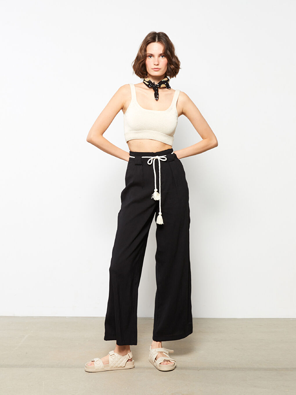 Siyah Standart Fit Düz Geniş Paça Kadın Pantolon