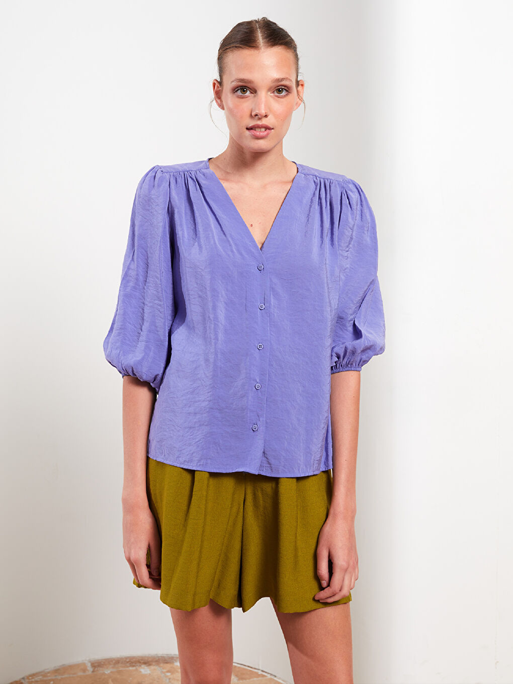 قميص سادة بياقة على شكل حرف V للسيدات