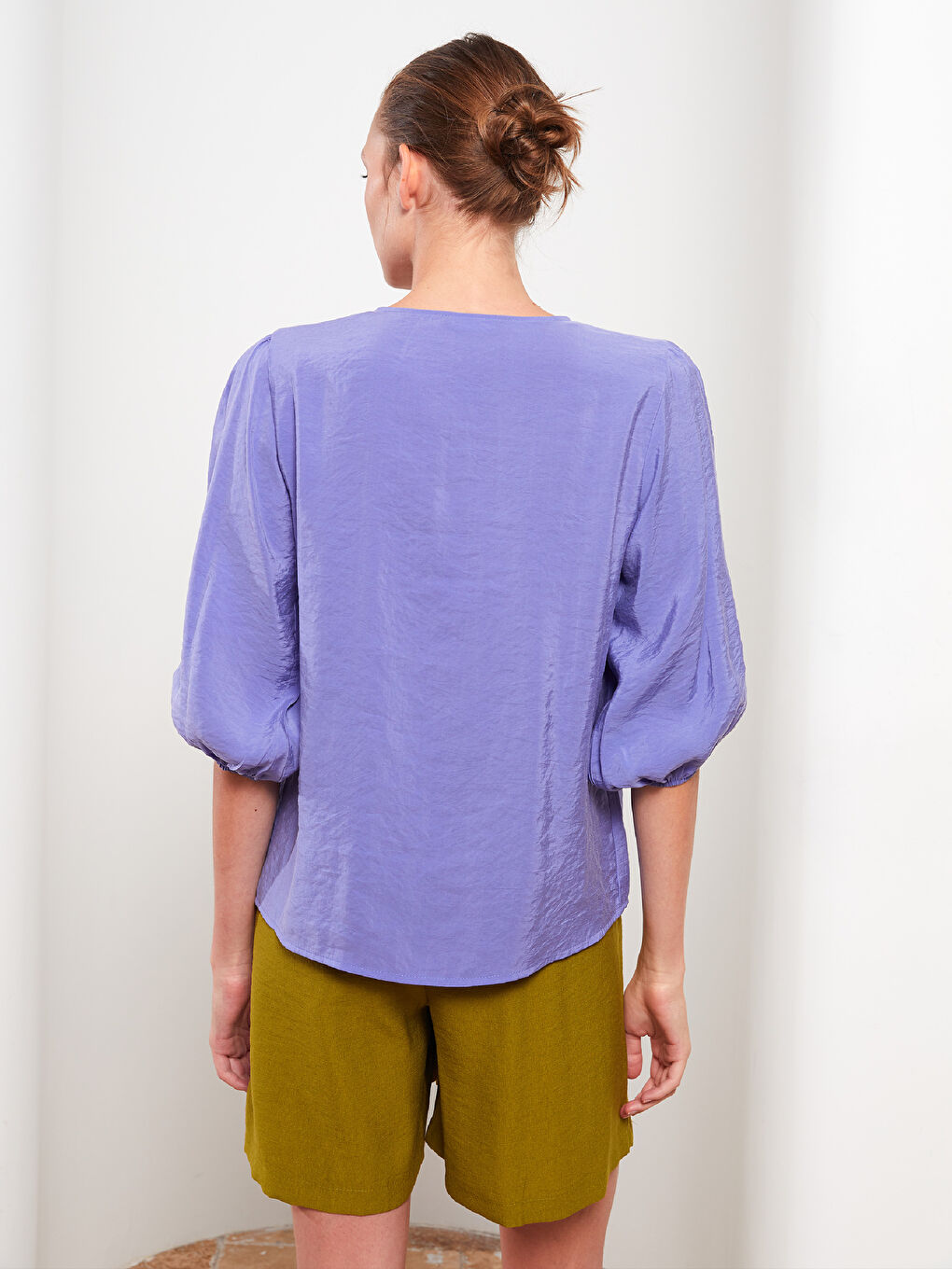 قميص سادة بياقة على شكل حرف V للسيدات-4