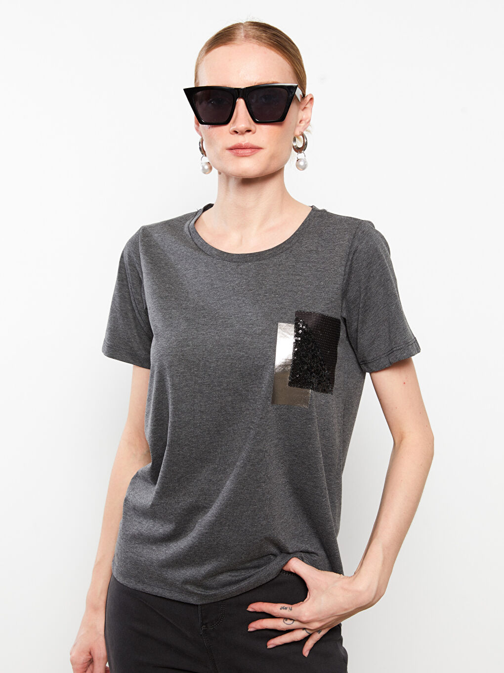 Gri Bisiklet Yaka Payet İşlemeli Kısa Kollu Kadın Tişört