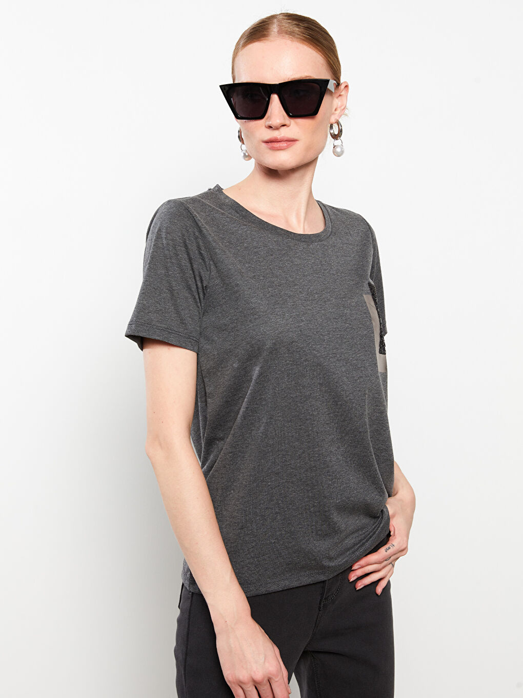 Gri Bisiklet Yaka Payet İşlemeli Kısa Kollu Kadın Tişört-1