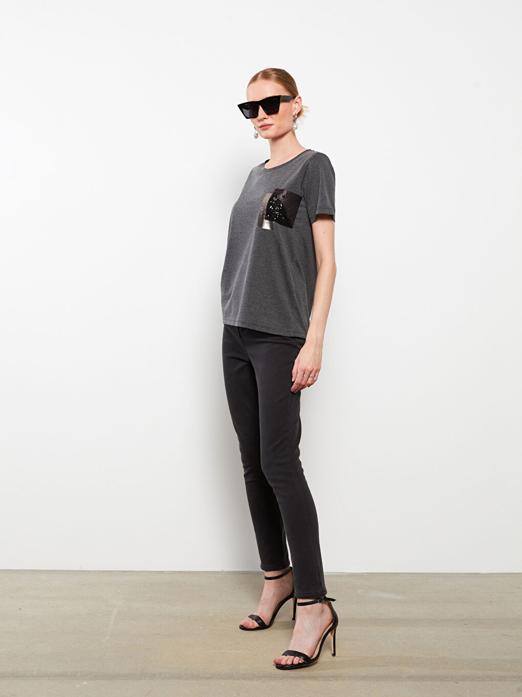 Gri Bisiklet Yaka Payet İşlemeli Kısa Kollu Kadın Tişört-2