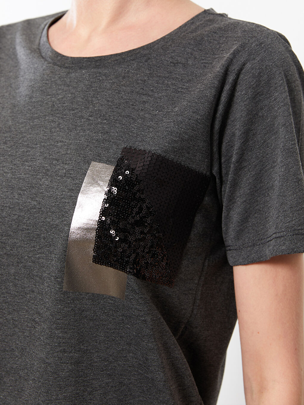 Gri Bisiklet Yaka Payet İşlemeli Kısa Kollu Kadın Tişört-3