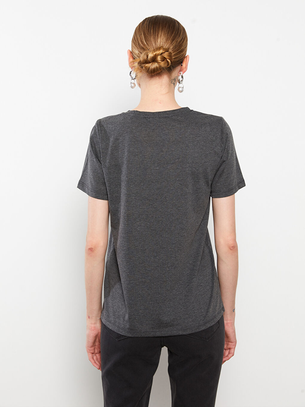 Gri Bisiklet Yaka Payet İşlemeli Kısa Kollu Kadın Tişört-4