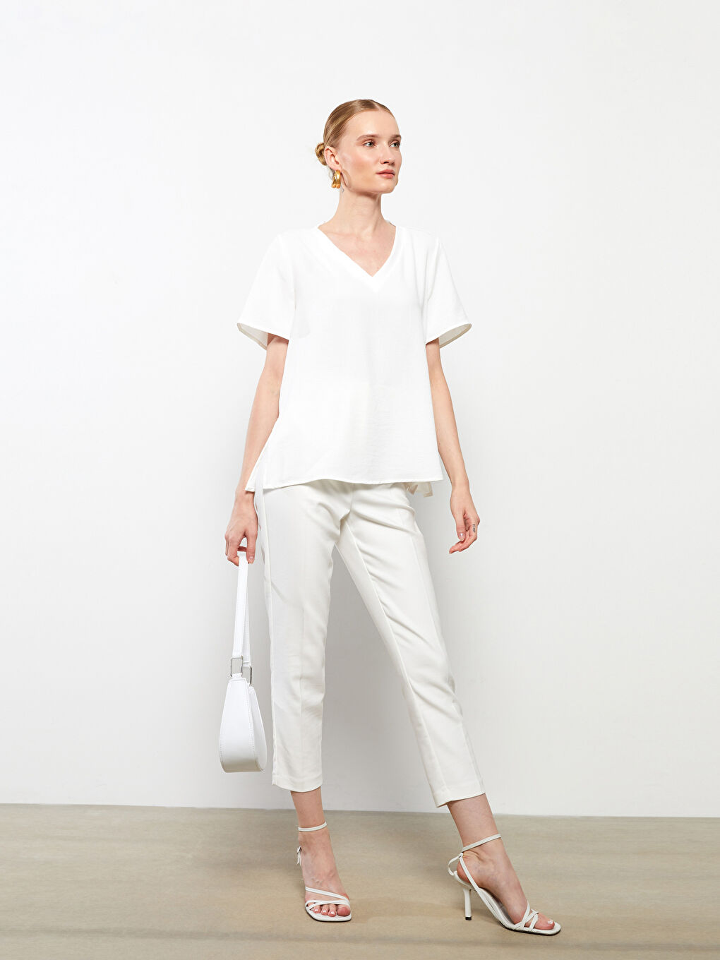 Ekru V Yaka Düz Kısa Kollu Kadın Bluz-1