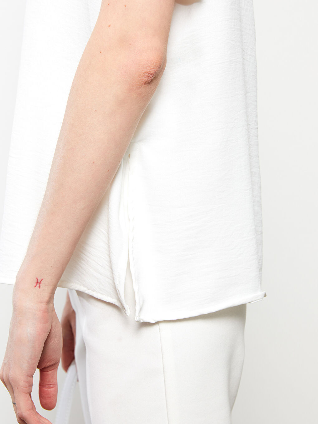 Ekru V Yaka Düz Kısa Kollu Kadın Bluz-3