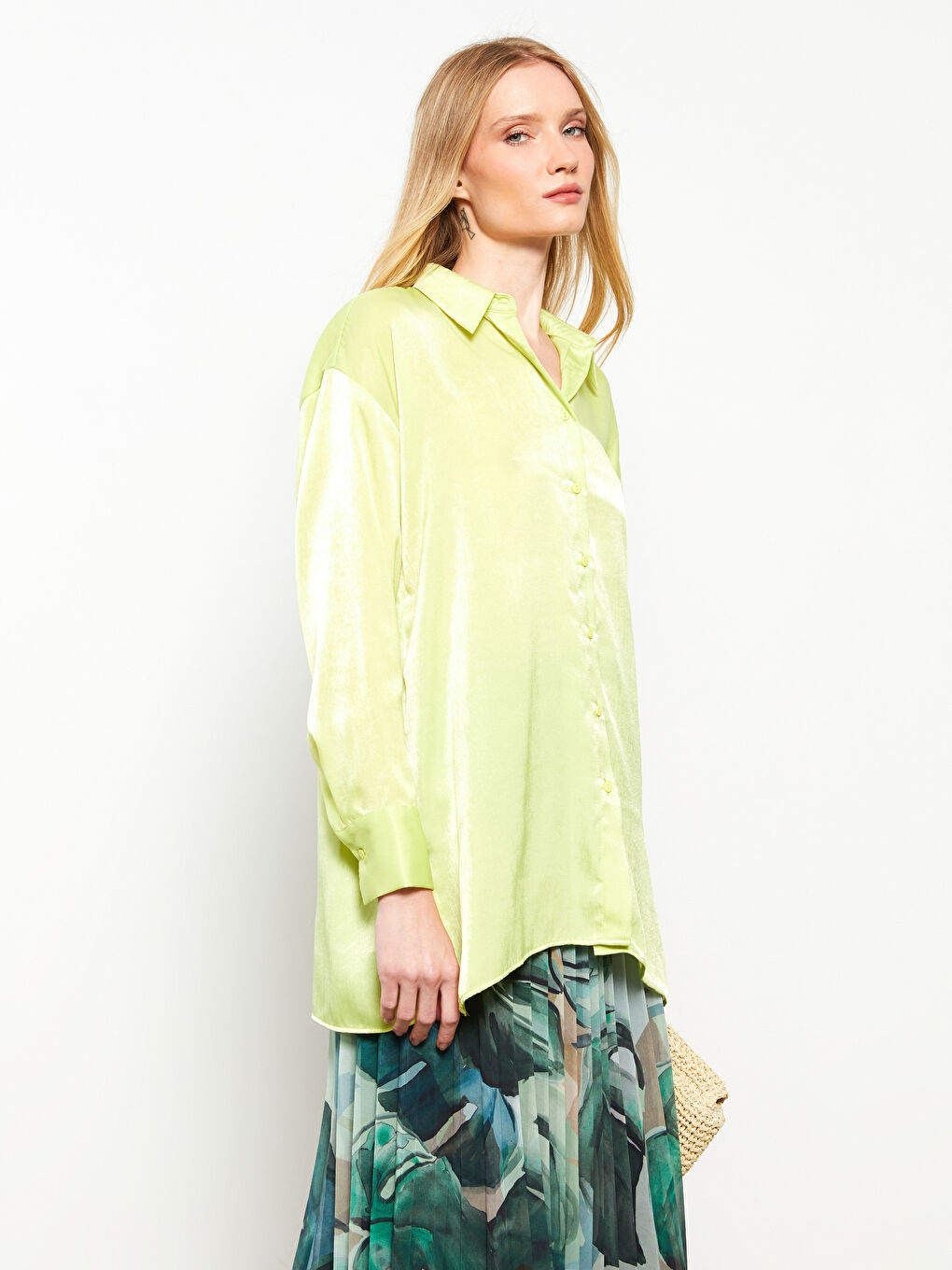 Yeşil Önden Düğme Kapamalı Düz Uzun Kollu Saten Kadın Gömlek