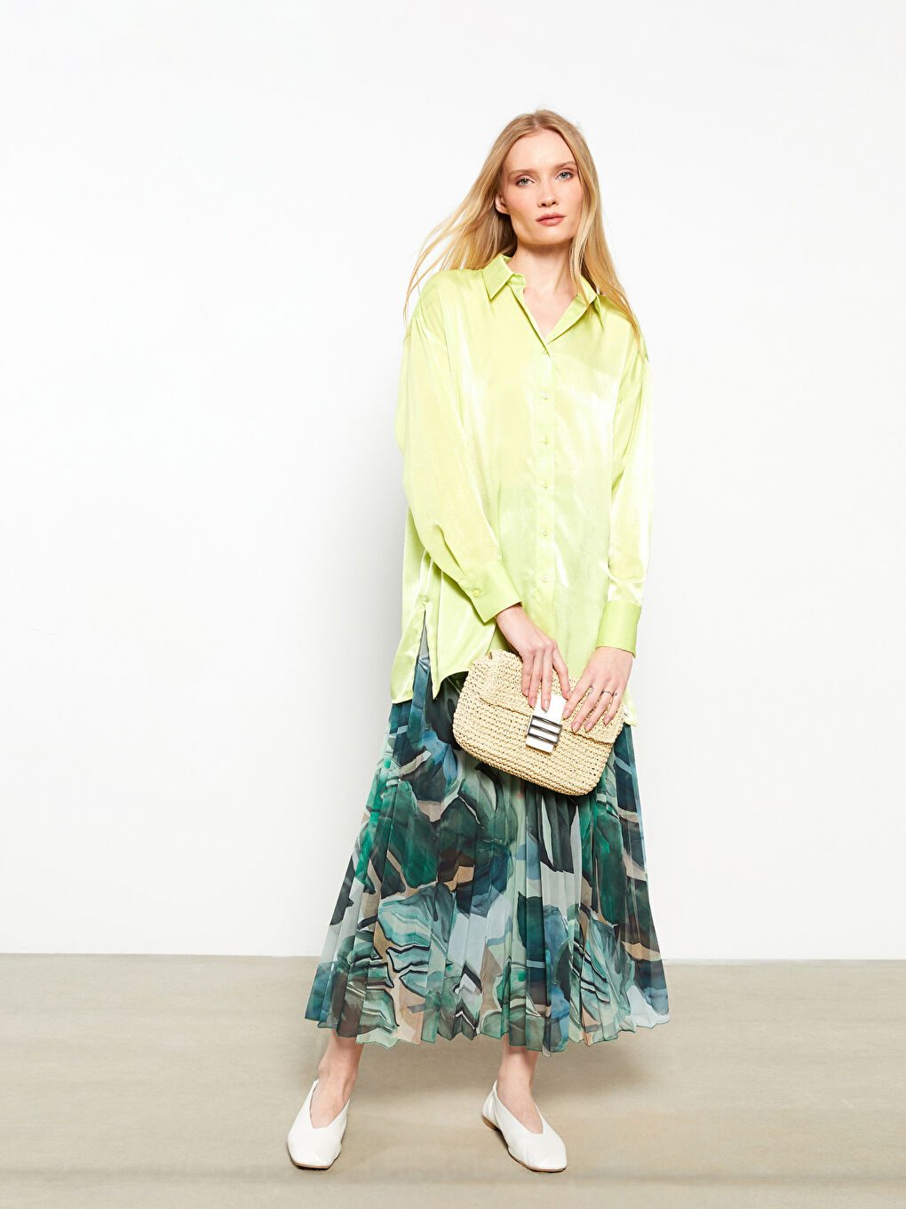 Yeşil Önden Düğme Kapamalı Düz Uzun Kollu Saten Kadın Gömlek-1