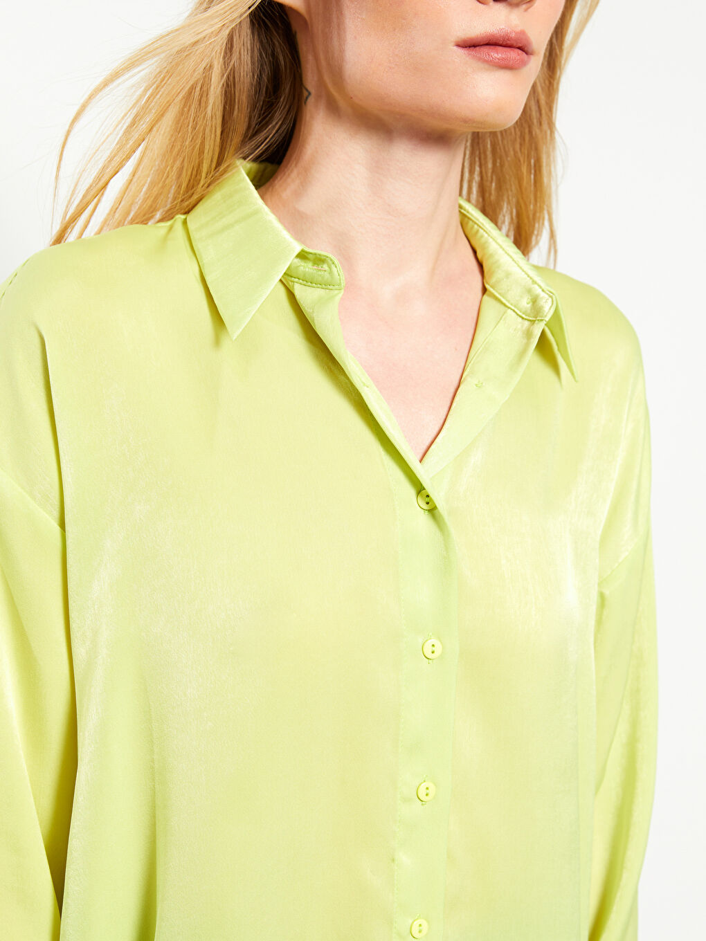 Yeşil Önden Düğme Kapamalı Düz Uzun Kollu Saten Kadın Gömlek-3