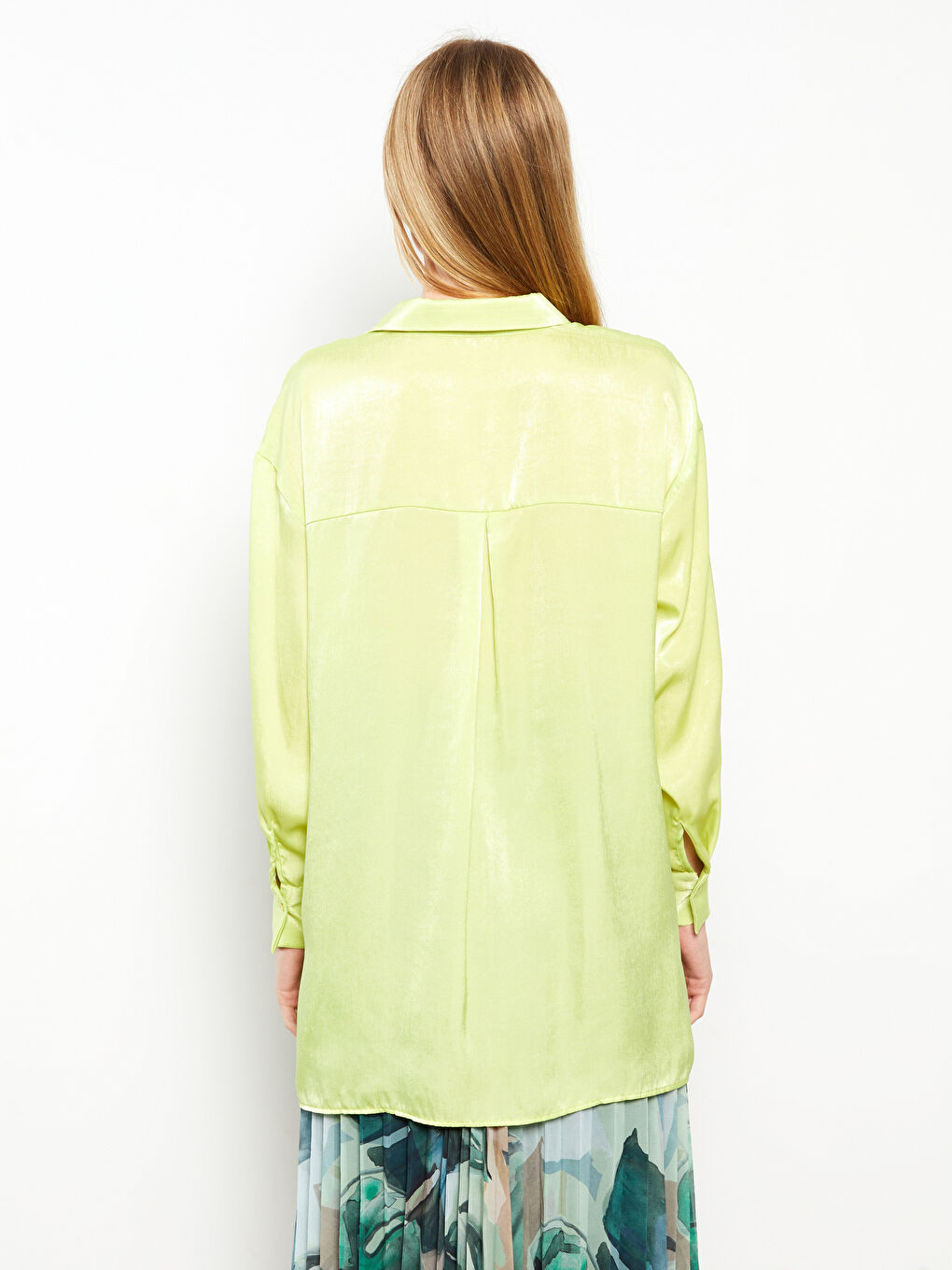 Yeşil Önden Düğme Kapamalı Düz Uzun Kollu Saten Kadın Gömlek-4