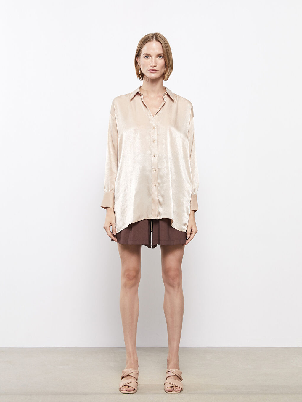 Bej Önden Düğme Kapamalı Düz Uzun Kollu Saten Kadın Gömlek-1
