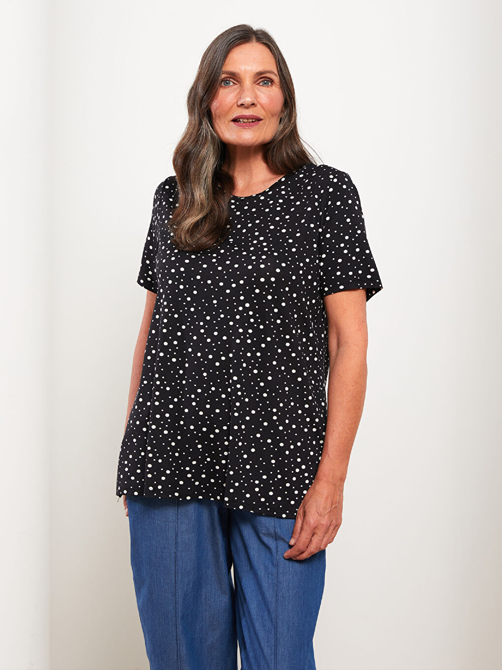 Siyah Bisiklet Yaka Puantiyeli Kısa Kollu Kadın Tişört-1