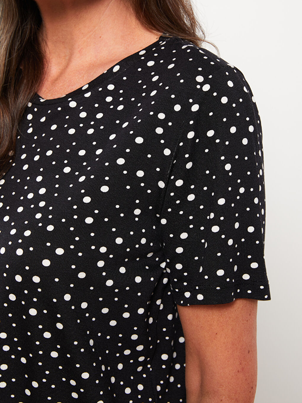 Siyah Bisiklet Yaka Puantiyeli Kısa Kollu Kadın Tişört-3