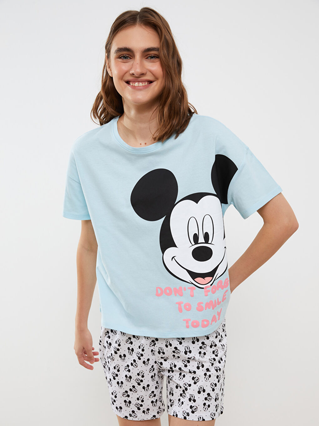 Beyaz Bisiklet Yaka Mickey Mouse Baskılı Kısa Kollu Kadın Pijama Takımı
