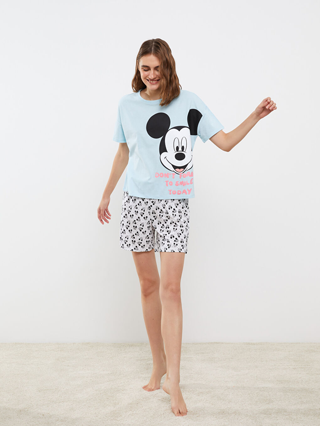 Beyaz Bisiklet Yaka Mickey Mouse Baskılı Kısa Kollu Kadın Pijama Takımı-1